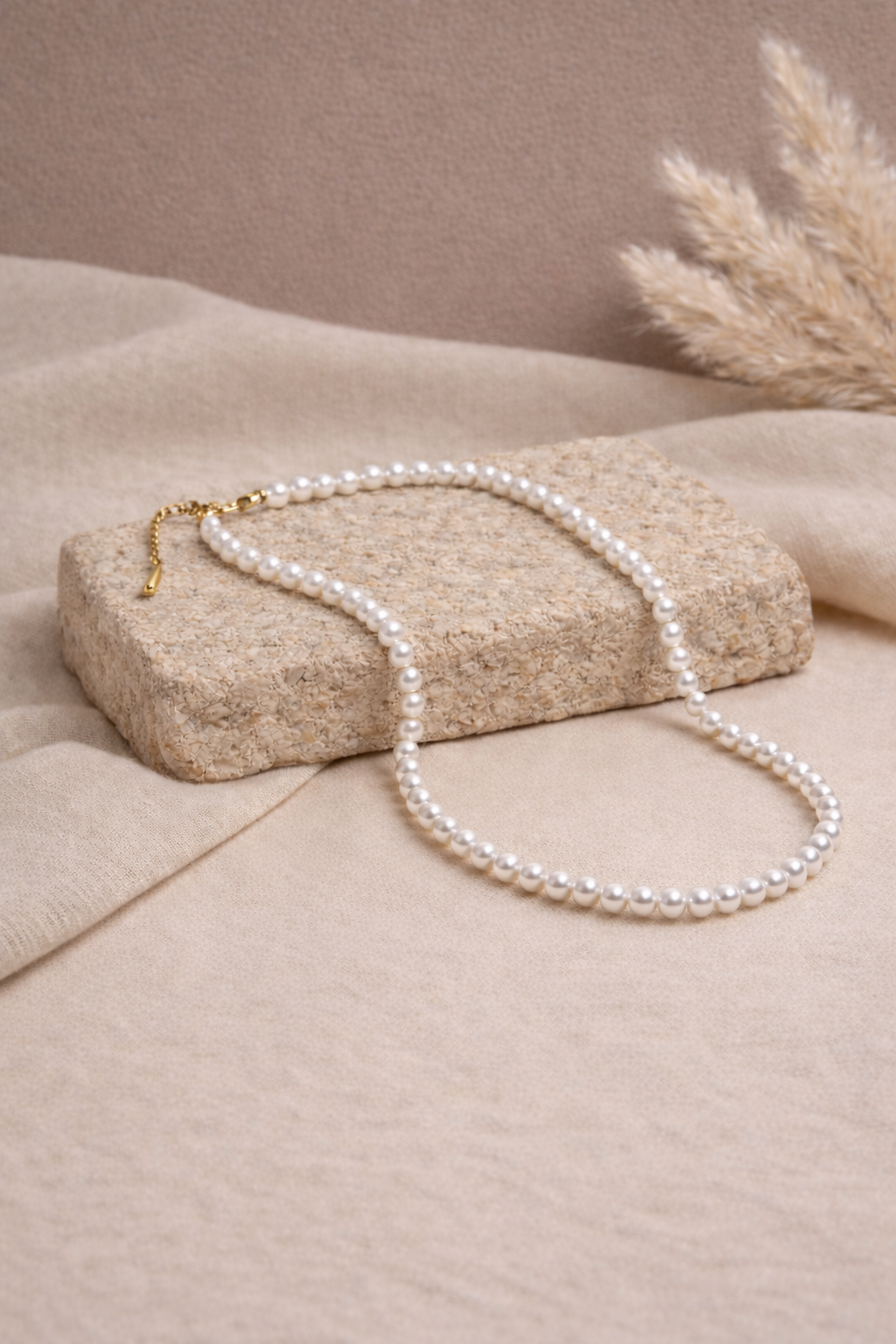 lefko-kolie-me-perles-classic-anoixeidoto-atsali-epixrysomeno-koumpoma-ojes Κολιέ πέρλα Thalynae - Image 1