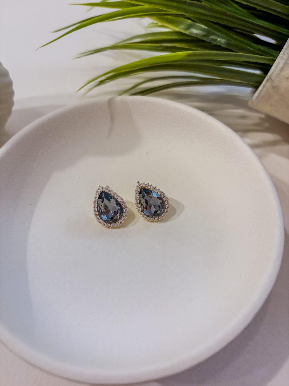 teardrop-earrings-black-gold