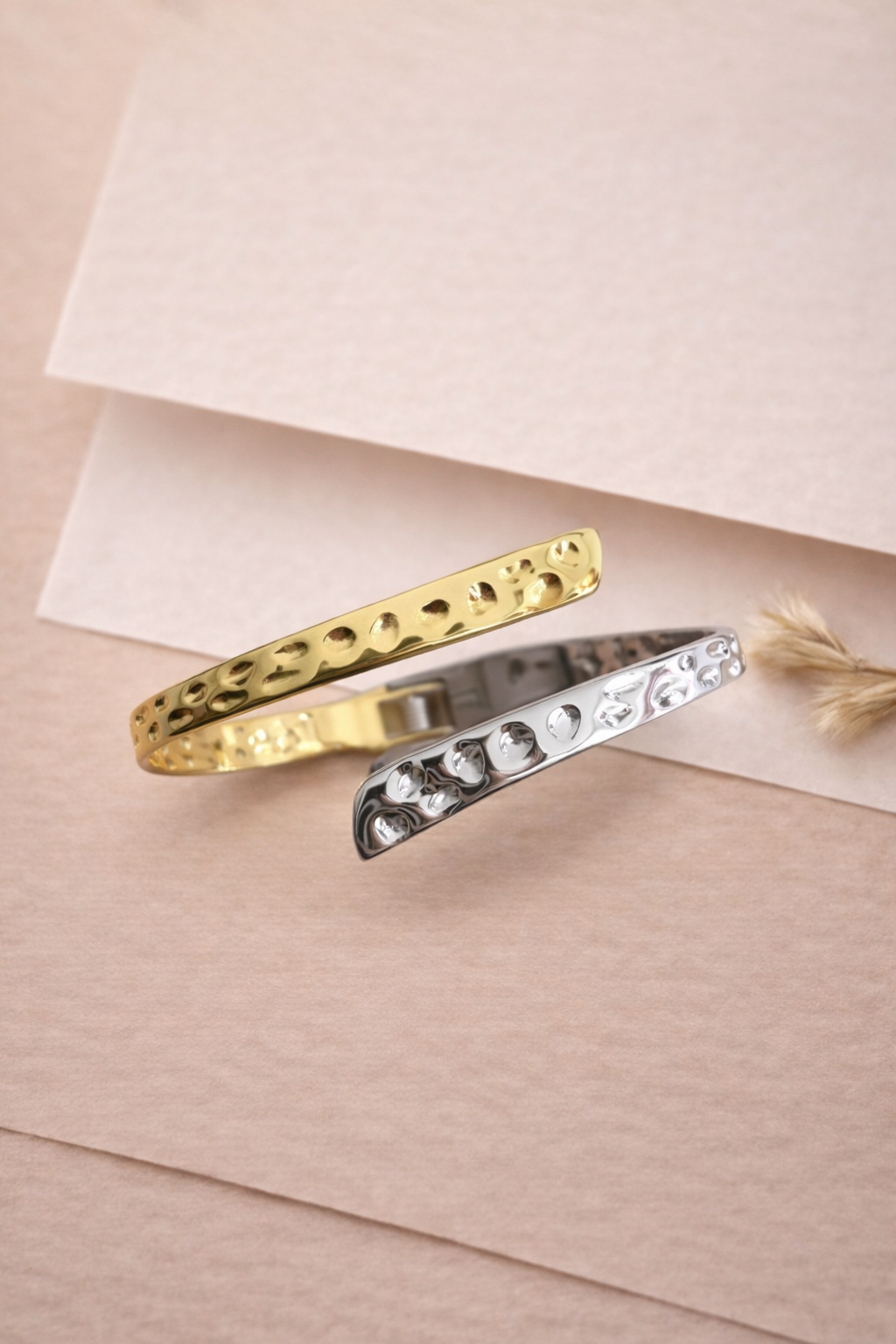 vraxioli-cheiropeda-textured-gold Βραχιόλι Χειροπέδα Lume - Image 1