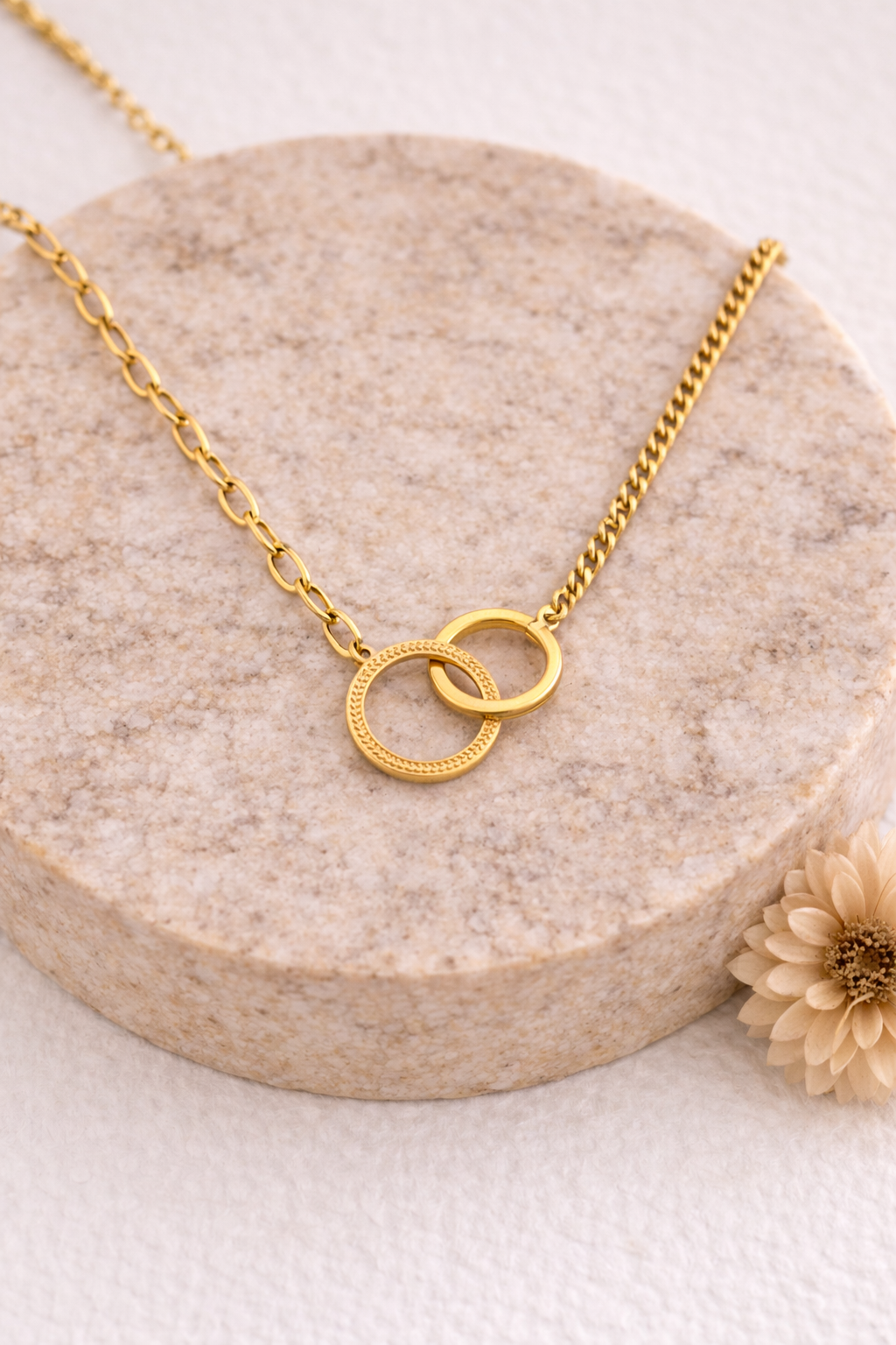xruso-minimal-kolie-me-diplous-syndedemenous-kikloys-anoixeidoto-atsali-ojes Κολιέ Διπλός Κύκλος Avienne - Image 1