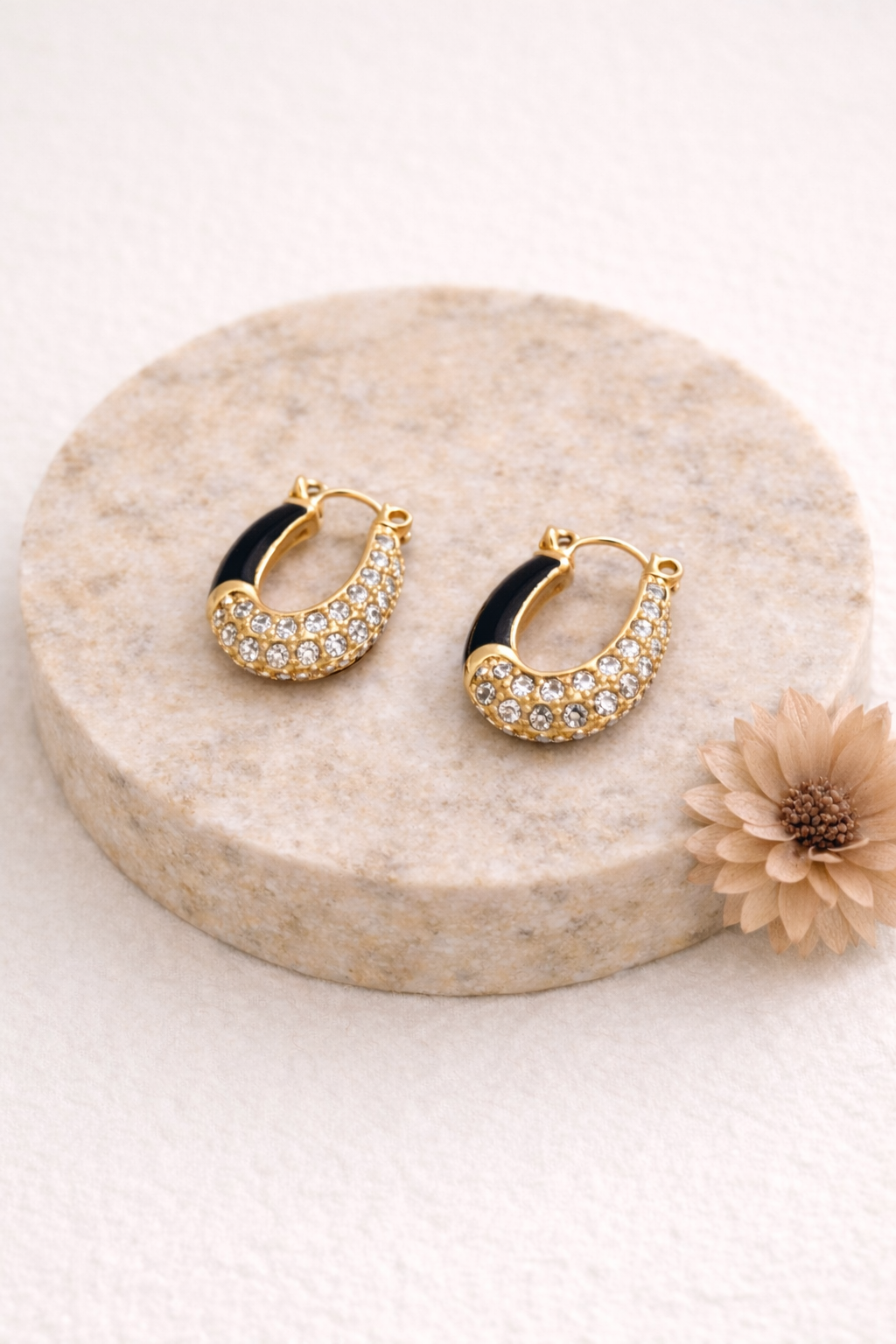 xrysa-skoylarikia-huggies-me-mavro-smalto-kai-dialafanes-petres-anoixeidoto-atsali Σκουλαρίκια Huggies με Μαύρο Σμάλτο & Πέτρες Noireva - Image 1