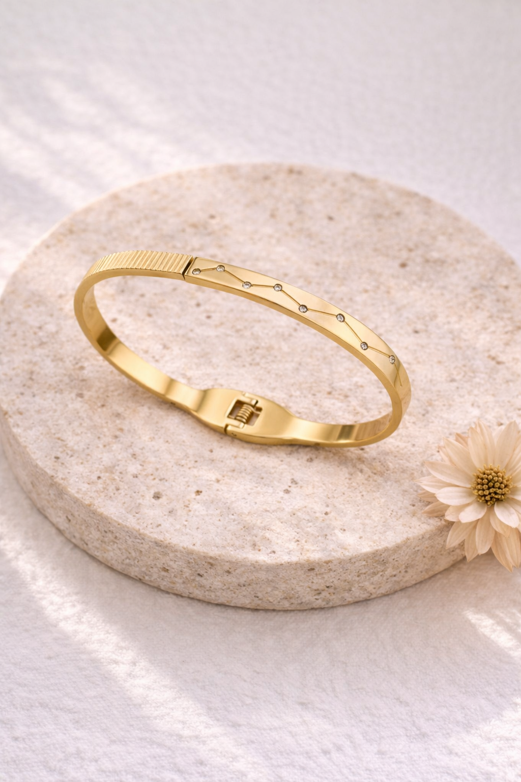 xryso-bangle-braxioli-me-dialafanes-petres-kai-geometriko-sxedio-anoixeidoto-atsali- Βραχιόλι Bangle με Πέτρες Astraea - Image 1